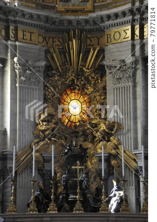 梵蒂岡城，聖彼得大教堂，祭壇，彩色玻璃鴿子 79771814