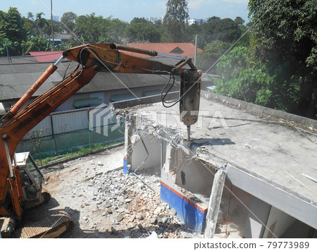 JOHOR, MALAYSIA -JUNE 26, 2016: Concrete hacking machine used to crush waste concrete to small pieces at the construction site in Malaysia. 79773989