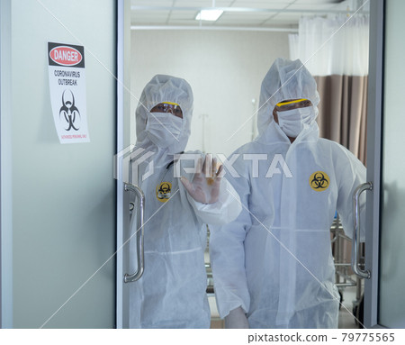Medical officials have banned followers from entering the examination room for fear of being infected by coronavirus measures. 79775565