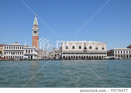 Campanile und Dogenpalast in Venedig vom Meer aus gesehen Campanile und Dogenpalast in Venedig vom Meer aus gesehen 79776477