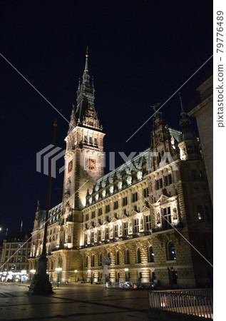 Das Hamburger Rathaus bei Nacht schoen beleuchtet Das Hamburger Rathaus bei Nacht schoen beleuchtet 79776489