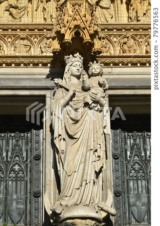Marienstatue vor dem Eingang des Koelner Domes Marienstatue vor dem Eingang des Koelner Domes 79776563