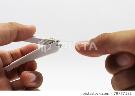 To cut nails 79777181