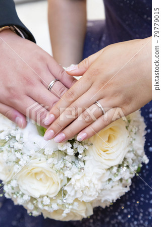 Cut into a ring to shoot at a wedding Cut into a ring to shoot at a wedding 79779015