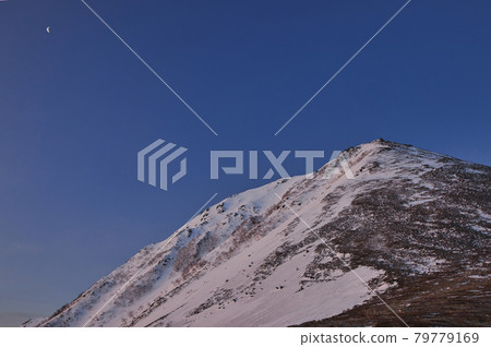 春天攀登中嫩山 春天攀登中嫩山 79779169