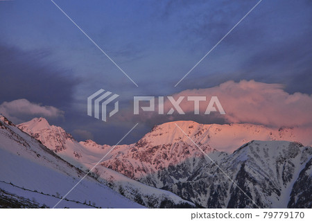 春天攀登中嫩山 春天攀登中嫩山 79779170