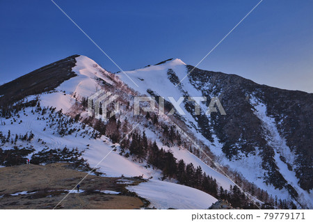 春天攀登中嫩山 春天攀登中嫩山 79779171