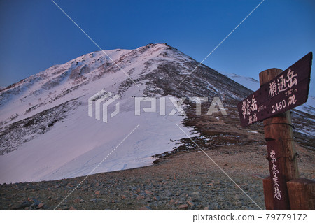 春天攀登中嫩山 79779172