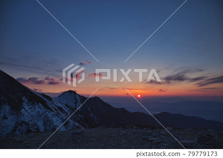 春天攀登中嫩山 春天攀登中嫩山 79779173