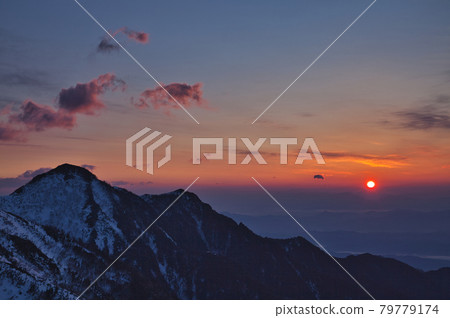 春天攀登中嫩山 春天攀登中嫩山 79779174