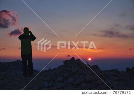 春天攀登中嫩山 春天攀登中嫩山 79779175