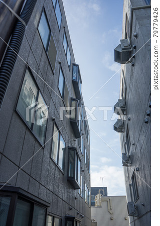 建築物之間的山谷 建築物之間的山谷 79779426