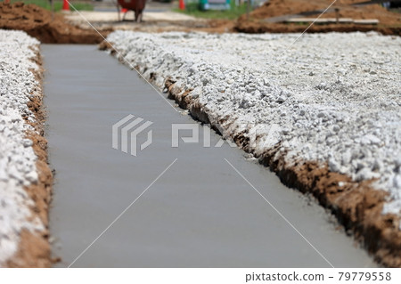 基礎工作:澆築後的廢棄混凝土 基礎工作:澆築後的廢棄混凝土 79779558