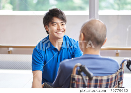坐輪椅的老人和看護者 79779680