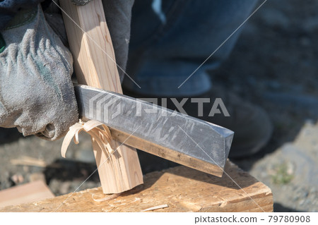 [Make a feather stick with a hatchet] 79780908