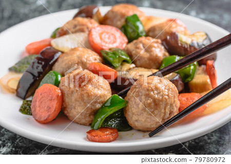 Stir-fried meatballs and vegetables in oyster sauce 79780972