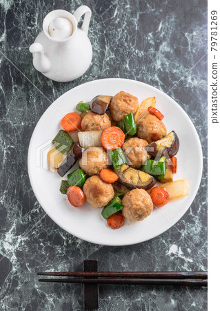 Stir-fried meatballs and vegetables in oyster sauce Stir-fried meatballs and vegetables in oyster sauce 79781269