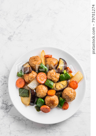 Stir-fried meatballs and vegetables in oyster sauce Stir-fried meatballs and vegetables in oyster sauce 79781274