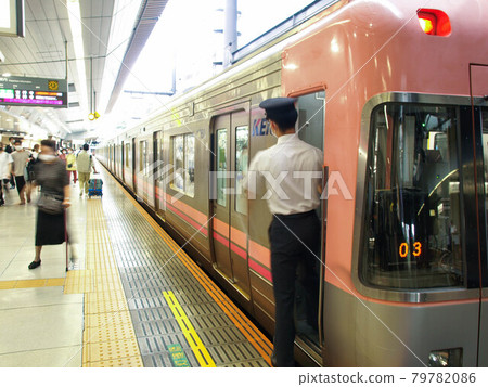 列車長確認井之頭線明代前站出發 79782086