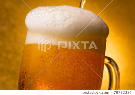 Beer pouring foam 79782385