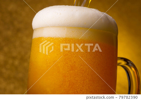 Beer pouring foam 79782390
