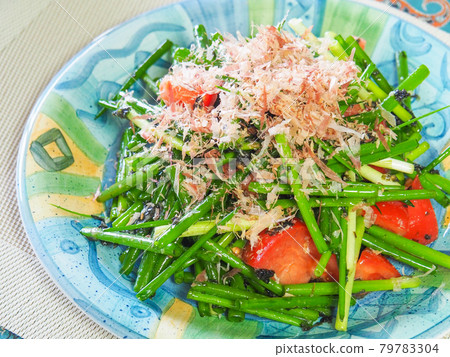 Green onion and tomato salad 79783304