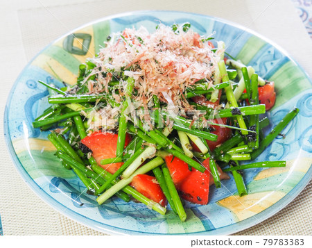 Green onion and tomato salad 79783383
