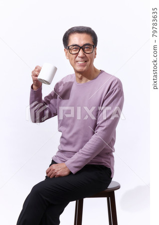 Senior man with glasses holding a coffee cup 79783635