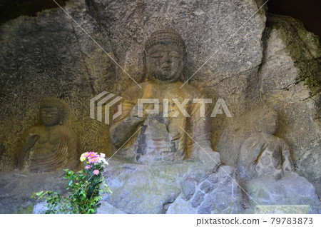 釋迦如來（中）、阿彌陀如來（左）、藥師如來（右）（山之山石佛群、國寶臼杵石佛/大分縣臼杵市） 79783873