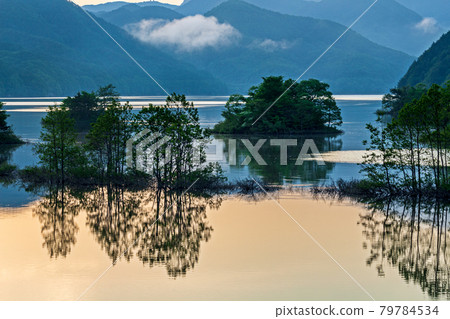 Lake Akimoto in the morning Lake Akimoto in the morning 79784534