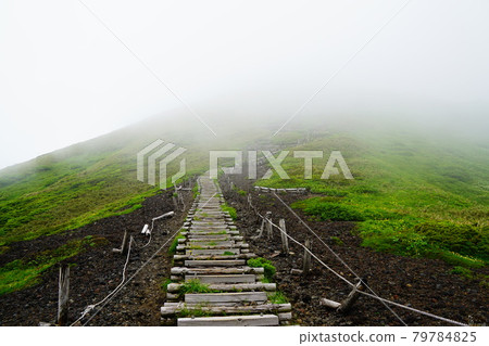 Akita Komagatake: The road from an evacuation hut with poor visibility due to gas to Omedake 79784825