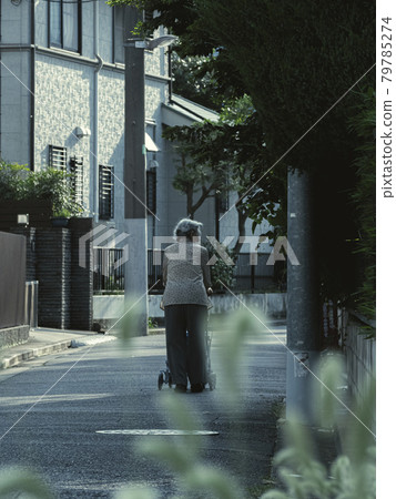 Problems of the elderly "loneliness, long-term care, pension, medical care, dementia" Problems of the elderly "loneliness, long-term care, pension, medical care, dementia" 79785274