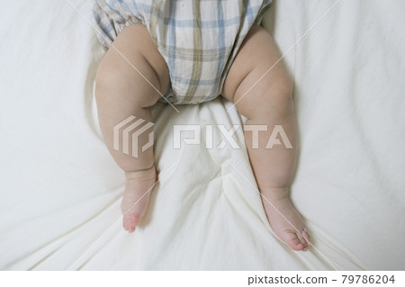 Baby's cute and chubby legs Baby's cute and chubby legs 79786204