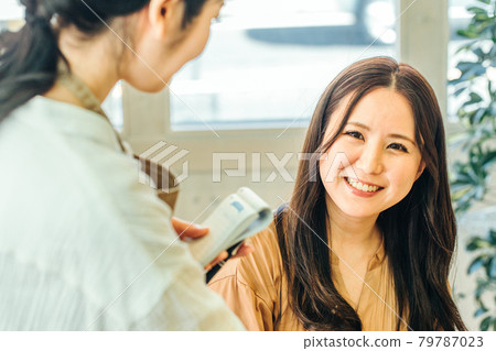 Customers and cafe staff who choose the menu Customers and cafe staff who choose the menu 79787023