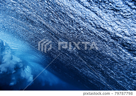 Ocean wave, underwater shot 79787798