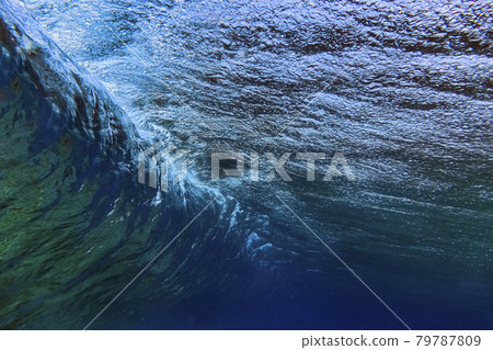 Ocean wave, underwater shot 79787809