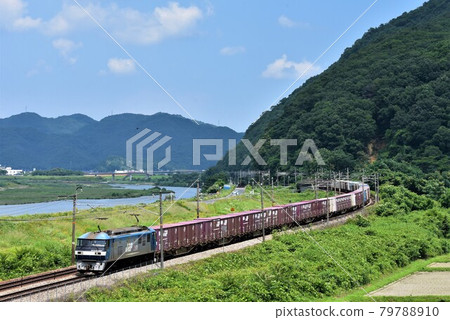 以岡山縣的大河吉井川為背景，在山陽公路上快速行駛的長長的貨運列車。 79788910