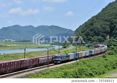 以岡山縣的大河吉井川為背景，長長的貨運列車分離的瞬間 79788913