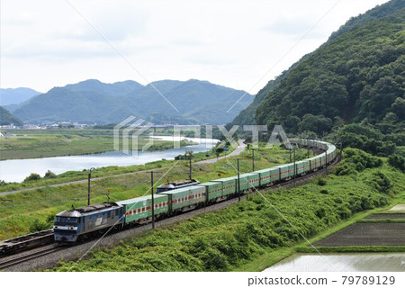 以岡山縣的大河吉井川為背景,在山陽路高速行駛的貨運列車。 以岡山縣的大河吉井川為背景,在山陽路高速行駛的貨運列車。 79789129