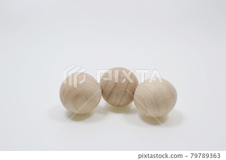 Set of wooden spheres isolated on a white background 79789363