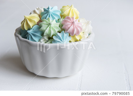 Small colorful meringues in the ceramic bowl Small colorful meringues in the ceramic bowl 79790085