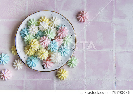 Small colorful meringues in the ceramic plate Small colorful meringues in the ceramic plate 79790086