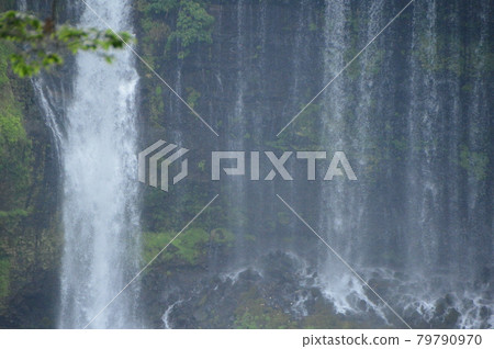 Shiraito Falls (Shizuoka Prefecture Fujinomiya City Uenoide) 79790970