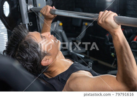 在健身房訓練的中年男子 79791616