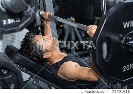 Middle-aged man training in the gym 79791618