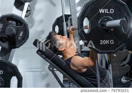 Middle-aged man training in the gym 79791621