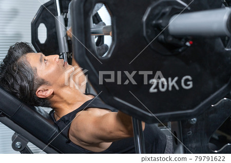 Middle-aged man training in the gym 79791622