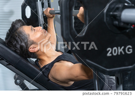在健身房訓練的中年男子 79791623
