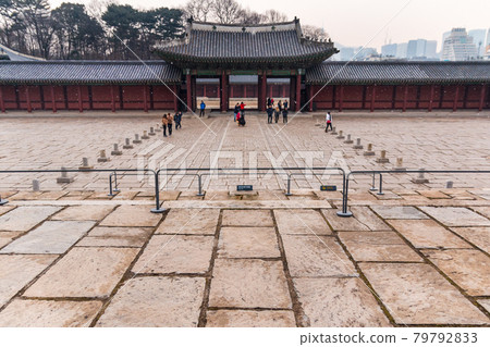 冬天的仁政門和昌德宮宮廷 79792833