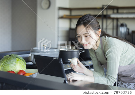 廚房裡的女人 79793756